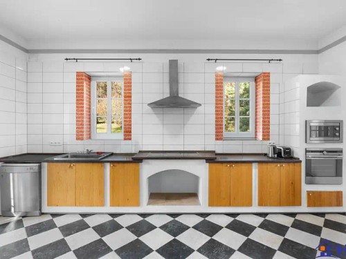 Prodej vily 743 m², pozemek 195432 m²