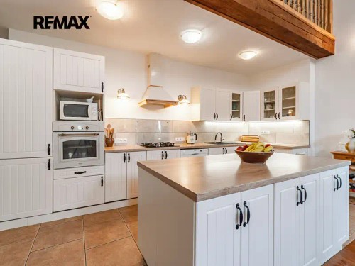 Prodej domu 786 m², pozemek 7338 m²