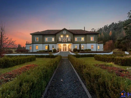 Prodej vily 743 m², pozemek 195432 m²