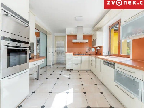 Prodej vily 540 m², pozemek 1300 m²