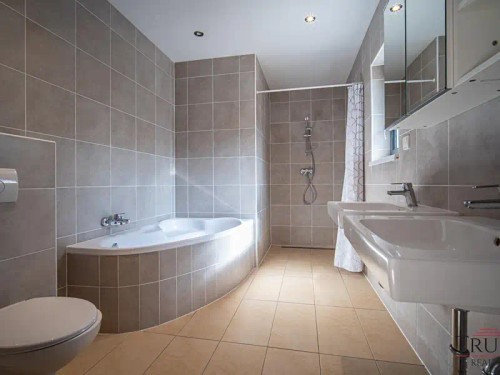 Prodej vily 338 m², pozemek 1208 m²