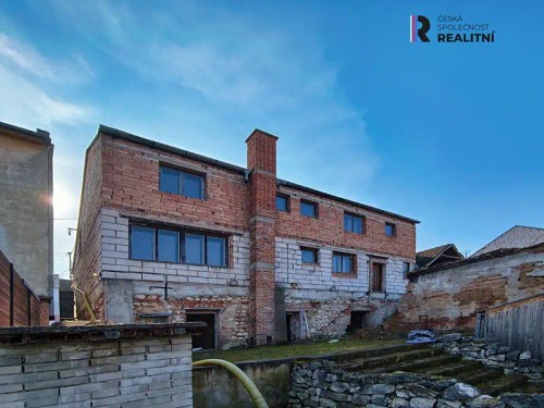 Prodej domu 1000 m², pozemek 946 m²