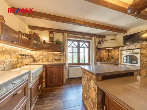 Prodej domu 350 m², pozemek 9285 m²