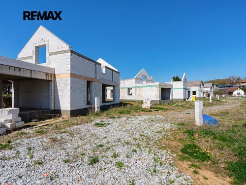 Prodej domu 1388 m², pozemek 7643 m²