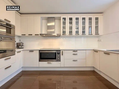 Prodej vily 355 m², pozemek 905 m²