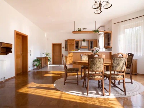 Prodej domu 380 m², pozemek 1998 m²
