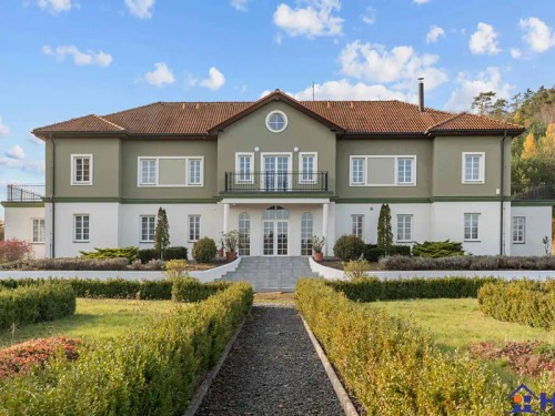 Prodej vily 743 m², pozemek 195432 m²