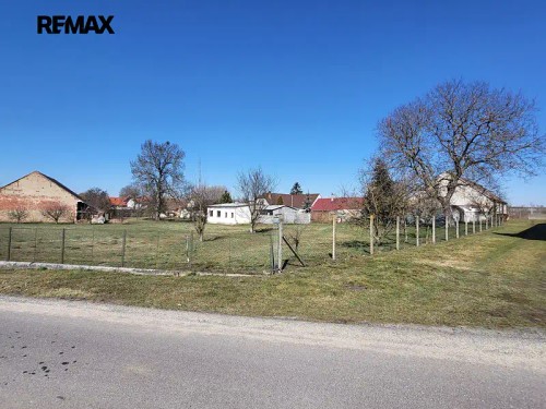 Prodej stavebního pozemku 2100 m²