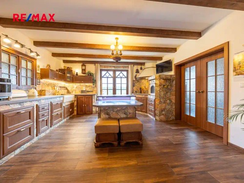 Prodej domu 350 m², pozemek 9285 m²