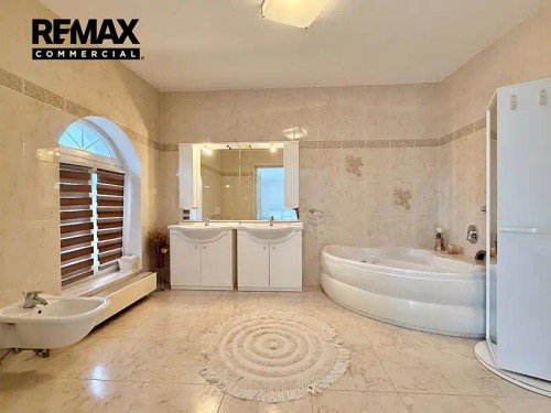 Prodej vily 355 m², pozemek 905 m²