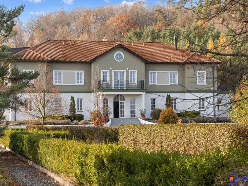 Prodej vily 743 m², pozemek 195432 m²