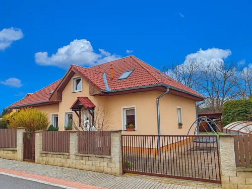Prodej domu 261 m², pozemek 799 m²