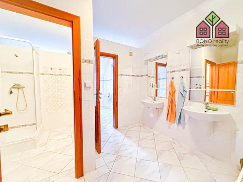 Prodej domu 1228 m², pozemek 5167 m²