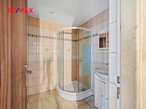 Prodej domu 1220 m², pozemek 2442 m²