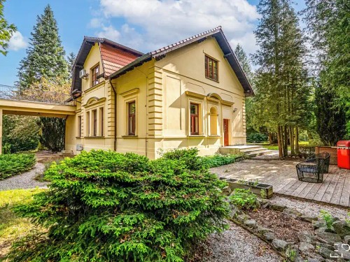 Prodej vily 470 m², pozemek 3496 m²