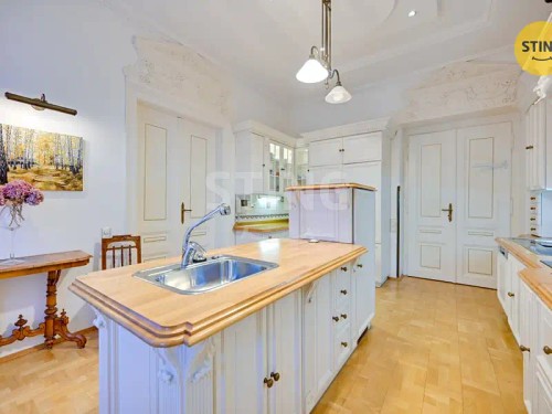 Prodej vily 700 m², pozemek 3228 m²