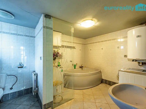 Prodej domu 178 m², pozemek 25612 m²
