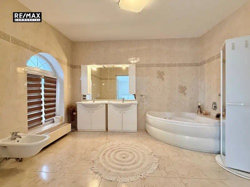 Prodej vily 355 m², pozemek 905 m²