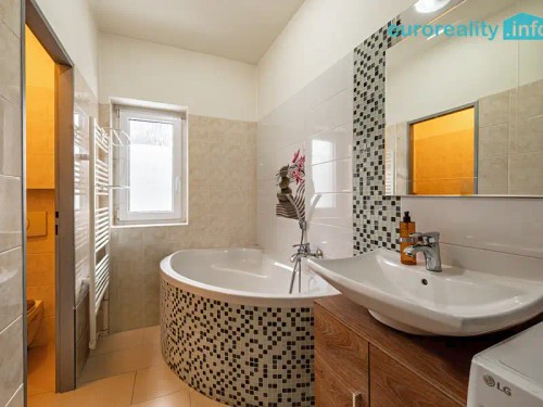 Prodej domu 229 m², pozemek 588 m²