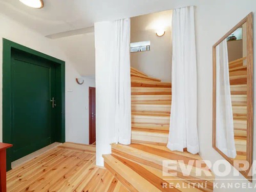 Prodej domu 242 m², pozemek 29596 m²