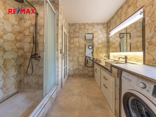 Prodej domu 350 m², pozemek 9285 m²