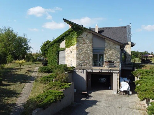 Prodej vily 938 m², pozemek 9445 m²