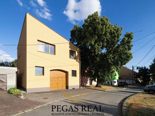 Prodej vily 271 m², pozemek 523 m²