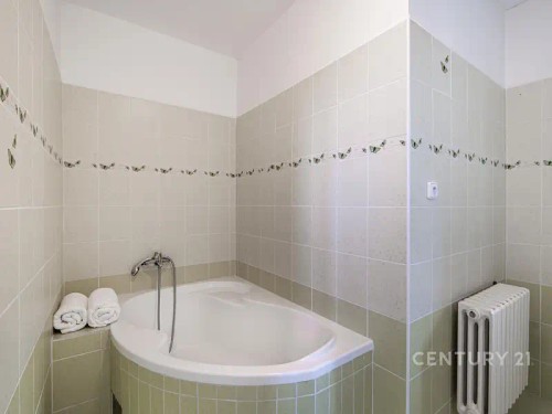 Prodej vily 405 m², pozemek 1796 m²