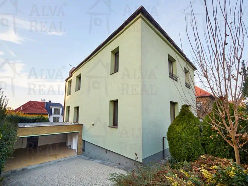 Prodej vily 354 m², pozemek 525 m²
