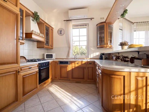 Prodej domu 380 m², pozemek 1998 m²
