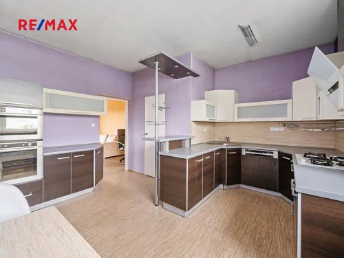 Prodej domu 1220 m², pozemek 2442 m²
