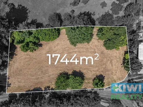 Prodej stavebního pozemku 1744 m²