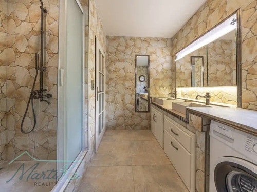 Prodej domu 350 m², pozemek 9285 m²