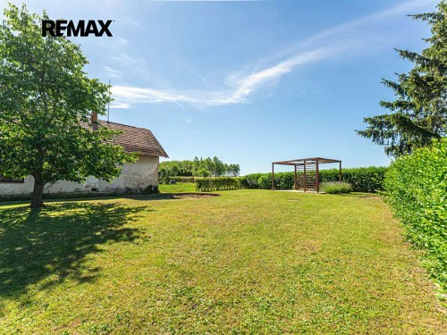 Prodej stavebního pozemku 1064 m²