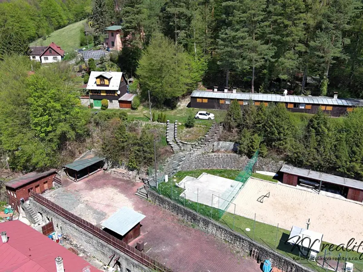 Prodej domu 1300 m², pozemek 4085 m²