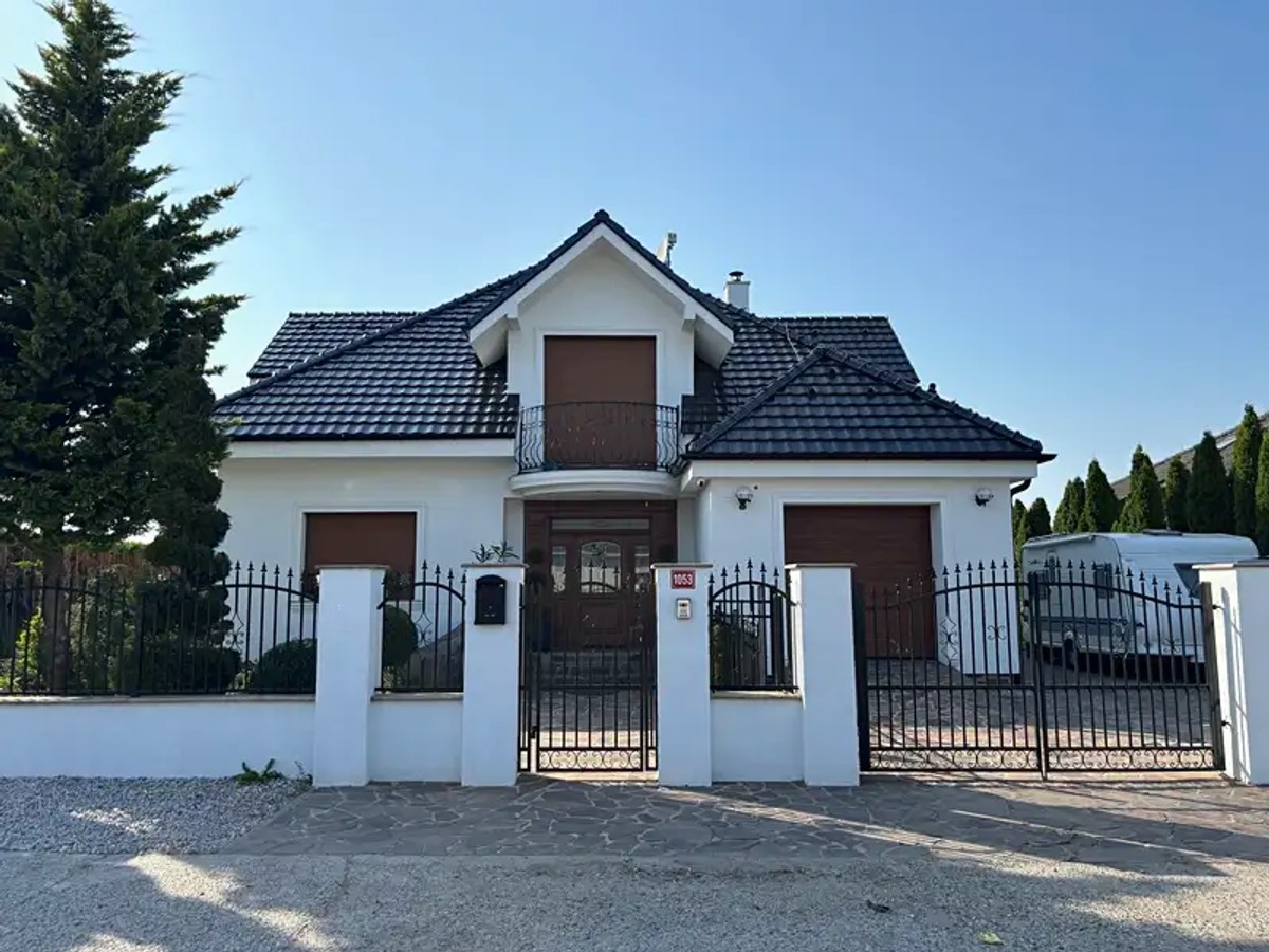 Maková 1053, Šestajovice