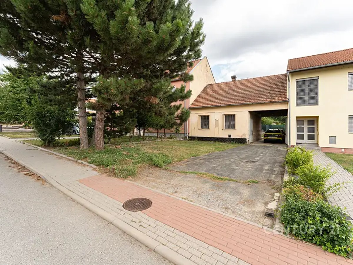 Stavební pozemek 215 m²