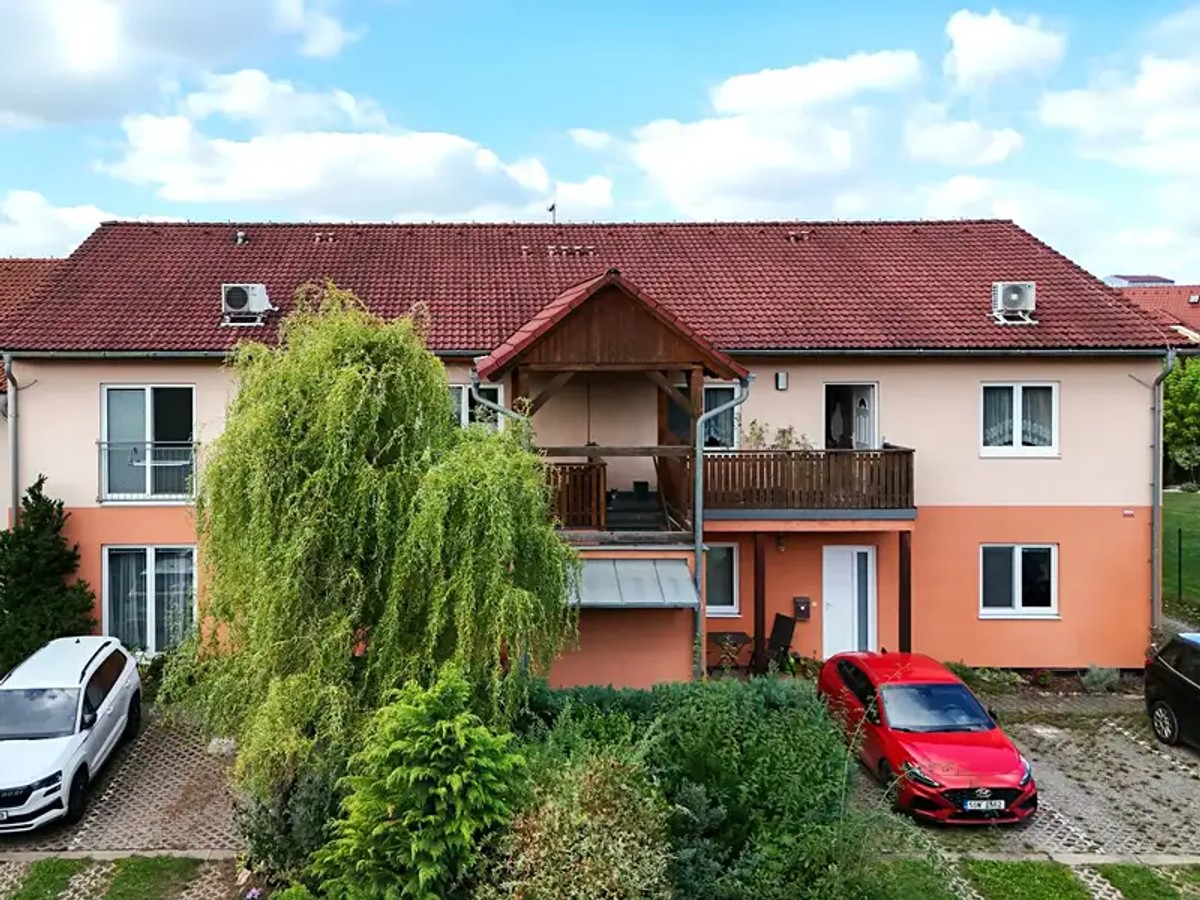 Na Ladech 1099, Květnice