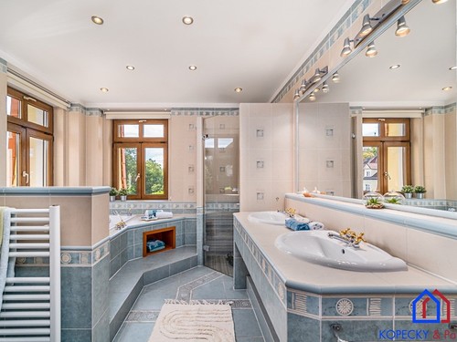 Prodaná vila 468 m², pozemek 1000 m²
