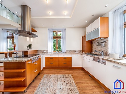 Prodaná vila 468 m², pozemek 1000 m²