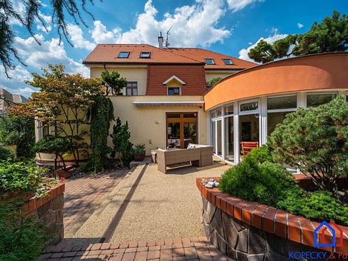Prodaná vila 468 m², pozemek 1000 m²