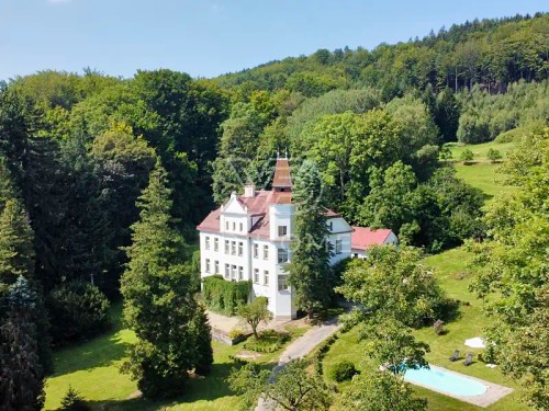 Prodej vily 1300 m², pozemek 7076 m²