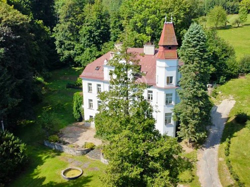 Prodej vily 1300 m², pozemek 7076 m²