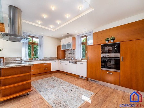 Prodaná vila 468 m², pozemek 1000 m²