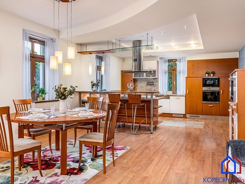 Prodaná vila 468 m², pozemek 1000 m²