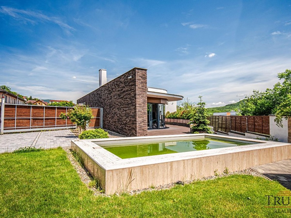 Prodej vily 308 m², pozemek 1162 m²