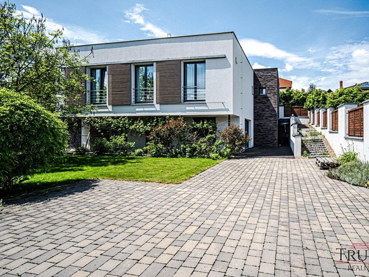 Prodej vily 308 m², pozemek 1162 m²
