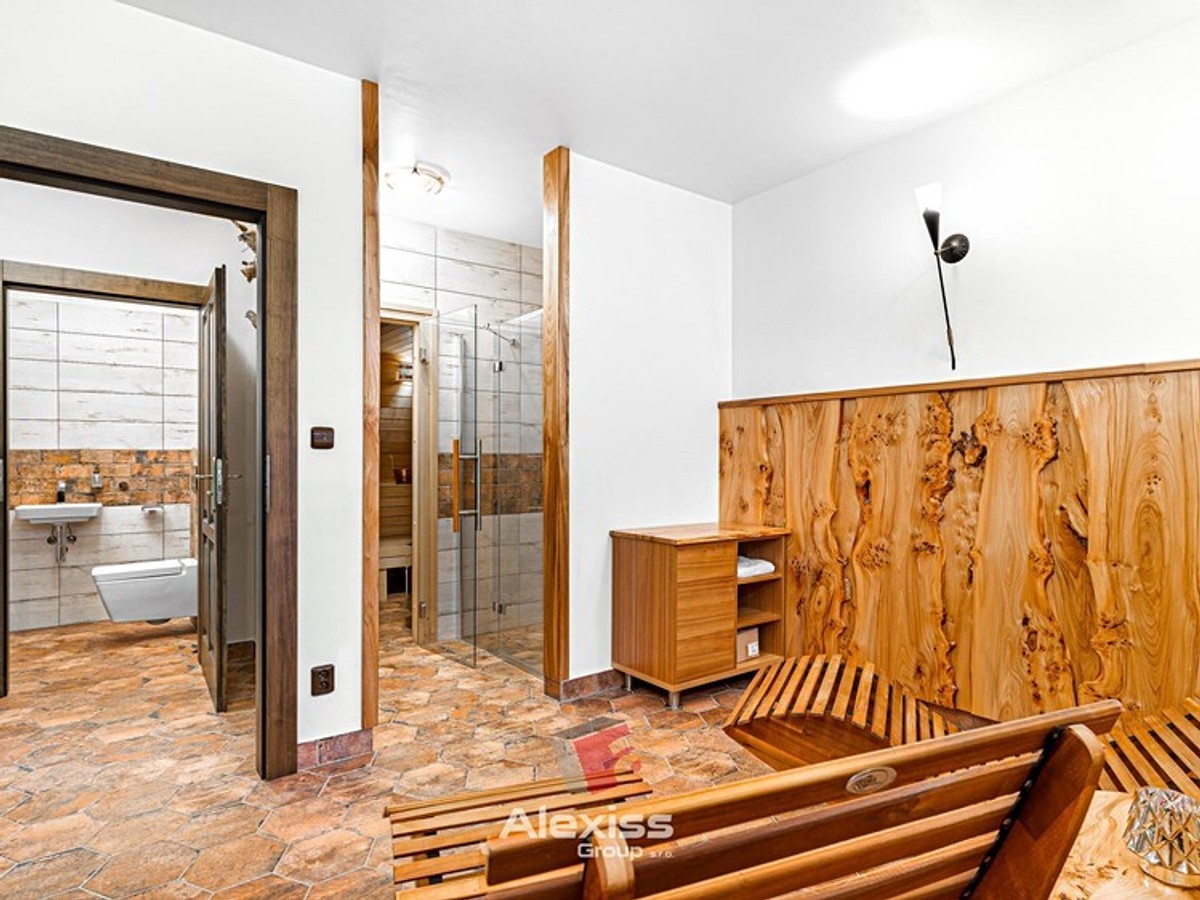 Prodej chalupy 440 m², pozemek 9194 m²