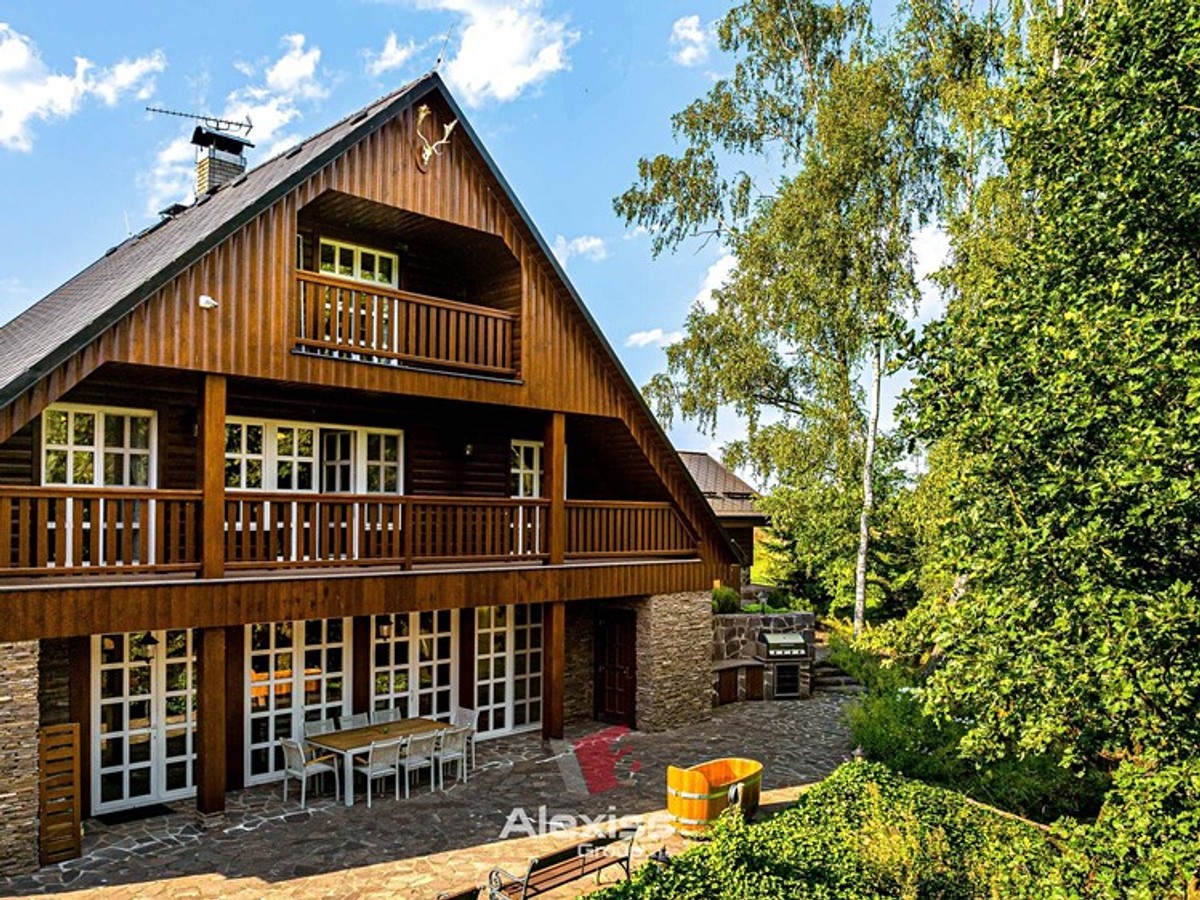 Prodej chalupy 440 m², pozemek 9194 m²