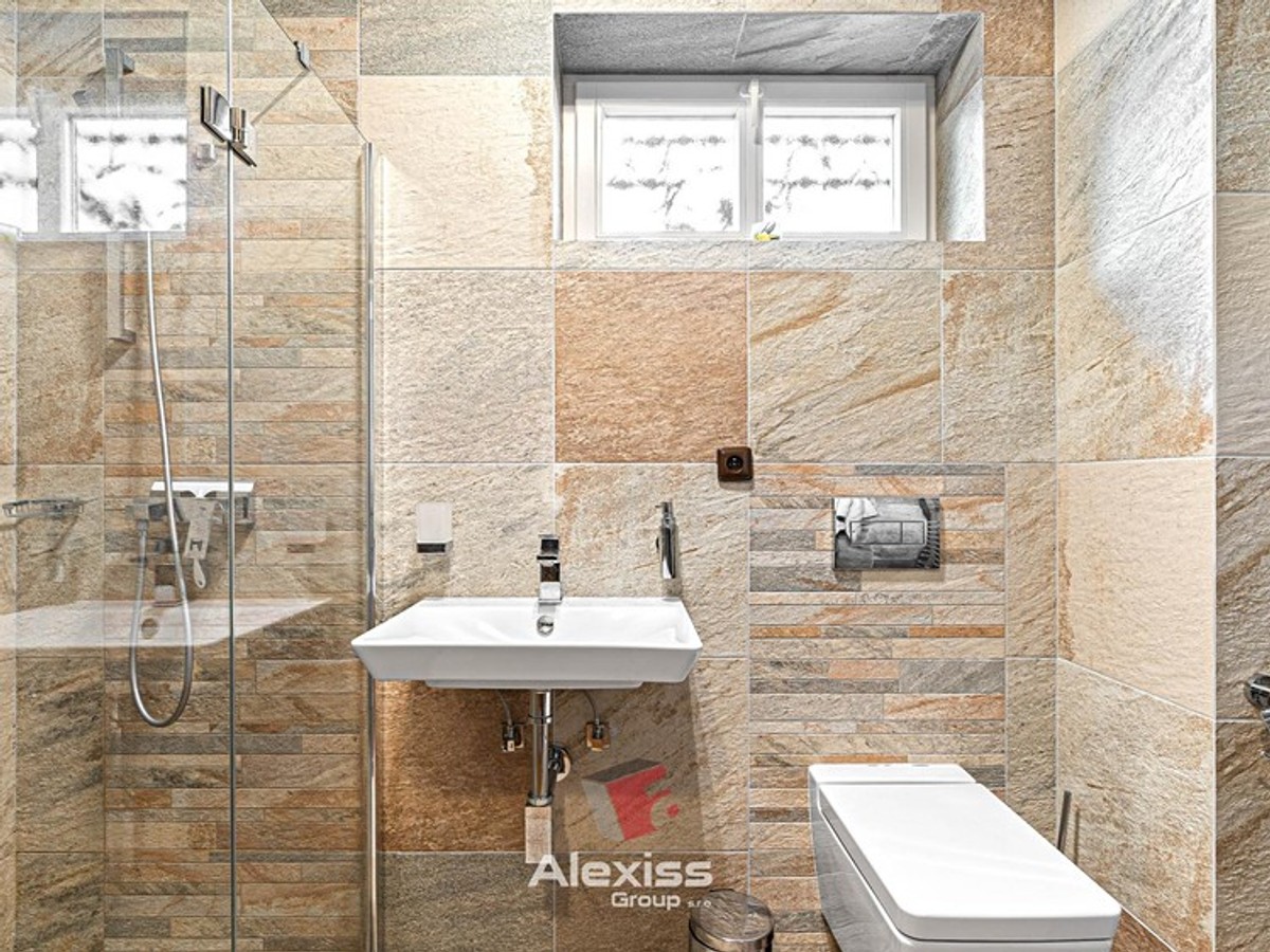 Prodej chalupy 440 m², pozemek 9194 m²